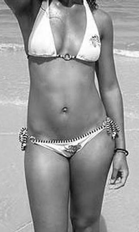 Ebenholz-Babes zeigen ihre Körper in knappen Bikinis
 #73357866