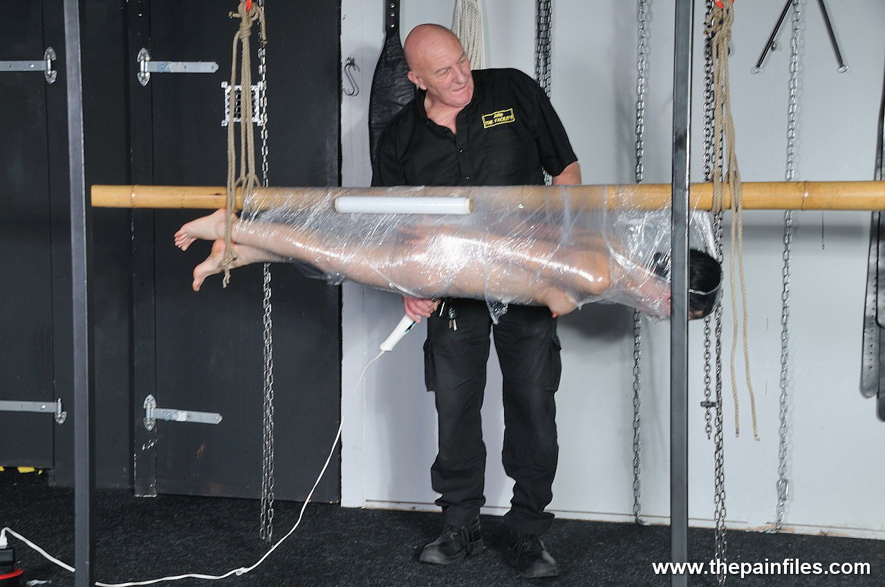 Amateur sub es atado a un poste con saran wrap y comprado a org
 #71919928
