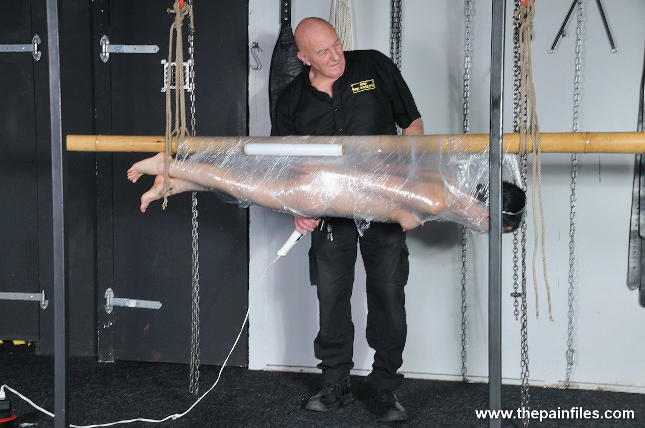 Amateur sub ist gebunden an eine pole mit saran wrap und gekauft bis org
 #71919928