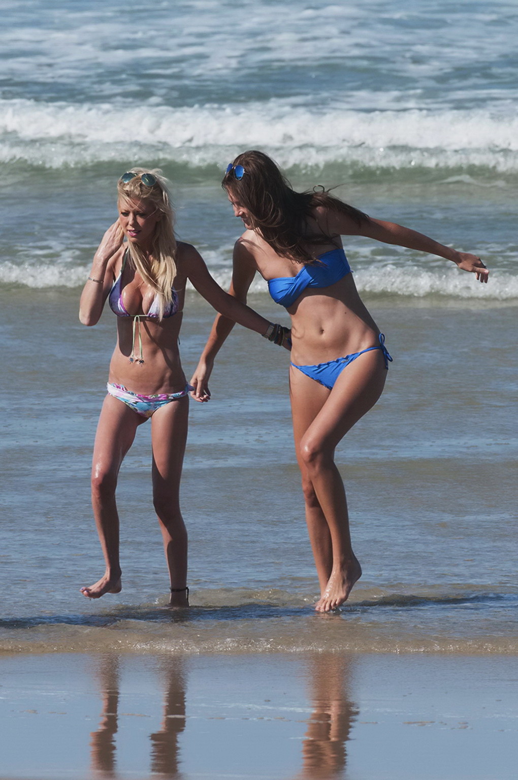 Tara Reid busty in a tiny colorful bikini at the beach #75199681