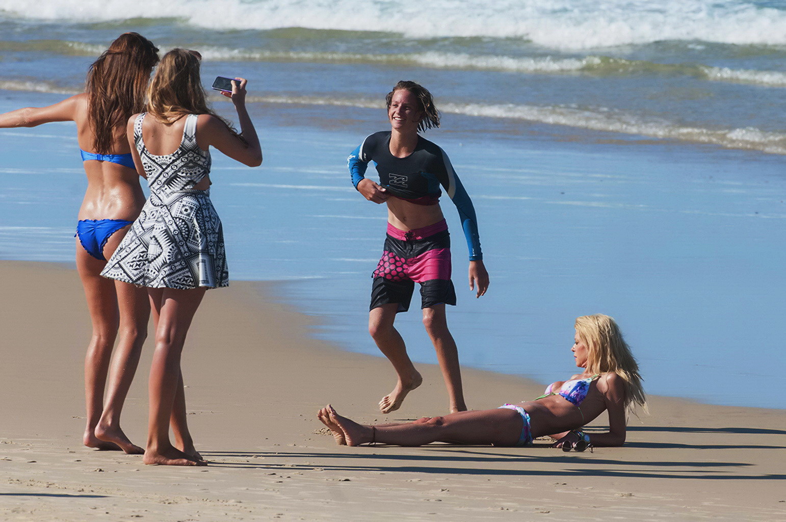 Tara reid en buste dans un minuscule bikini coloré à la plage
 #75199711