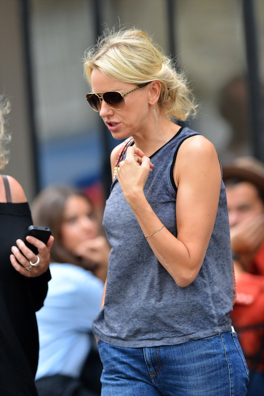 Naomi watts sans soutien-gorge portant un haut fin et un jean lors d'un shopping à Paris.
 #75209423