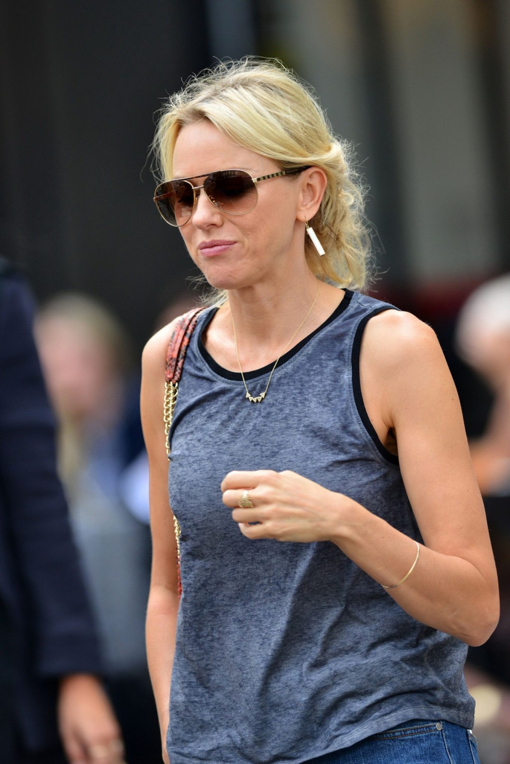 Naomi watts sans soutien-gorge portant un haut fin et un jean lors d'un shopping à Paris.
 #75209441