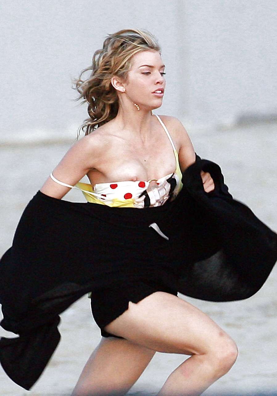 Annalynne mccord faisant du vélo en bikini et les seins glissant photos paparazzi
 #75289411