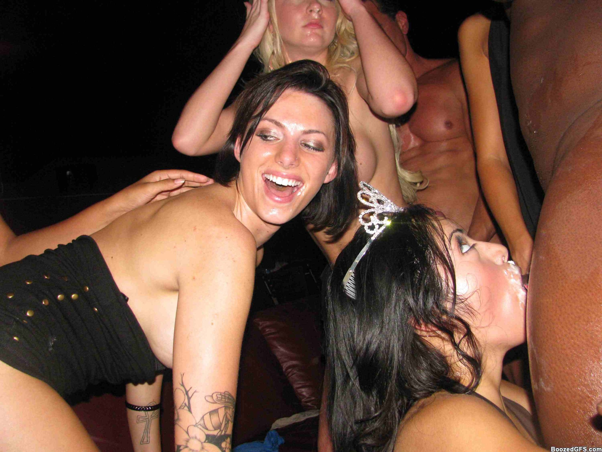 Des stripteaseurs sexy séduisent des filles dans un club privé. #76401670