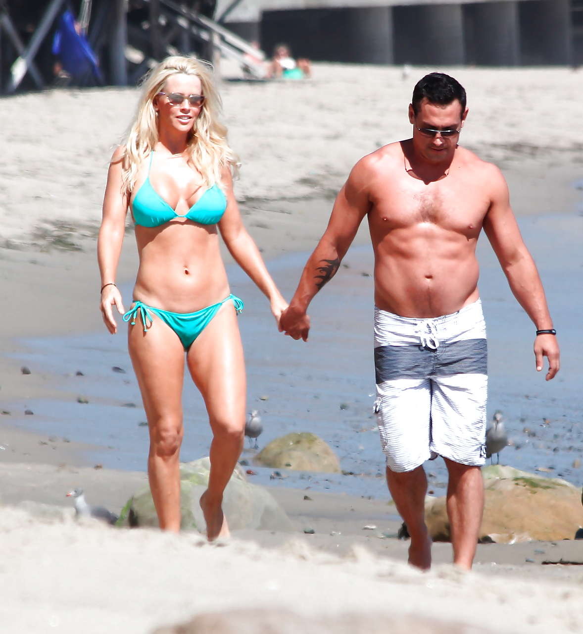 Jenny mccarthy guardando molto carino e sexy in bikini verde sulla spiaggia
 #75288662