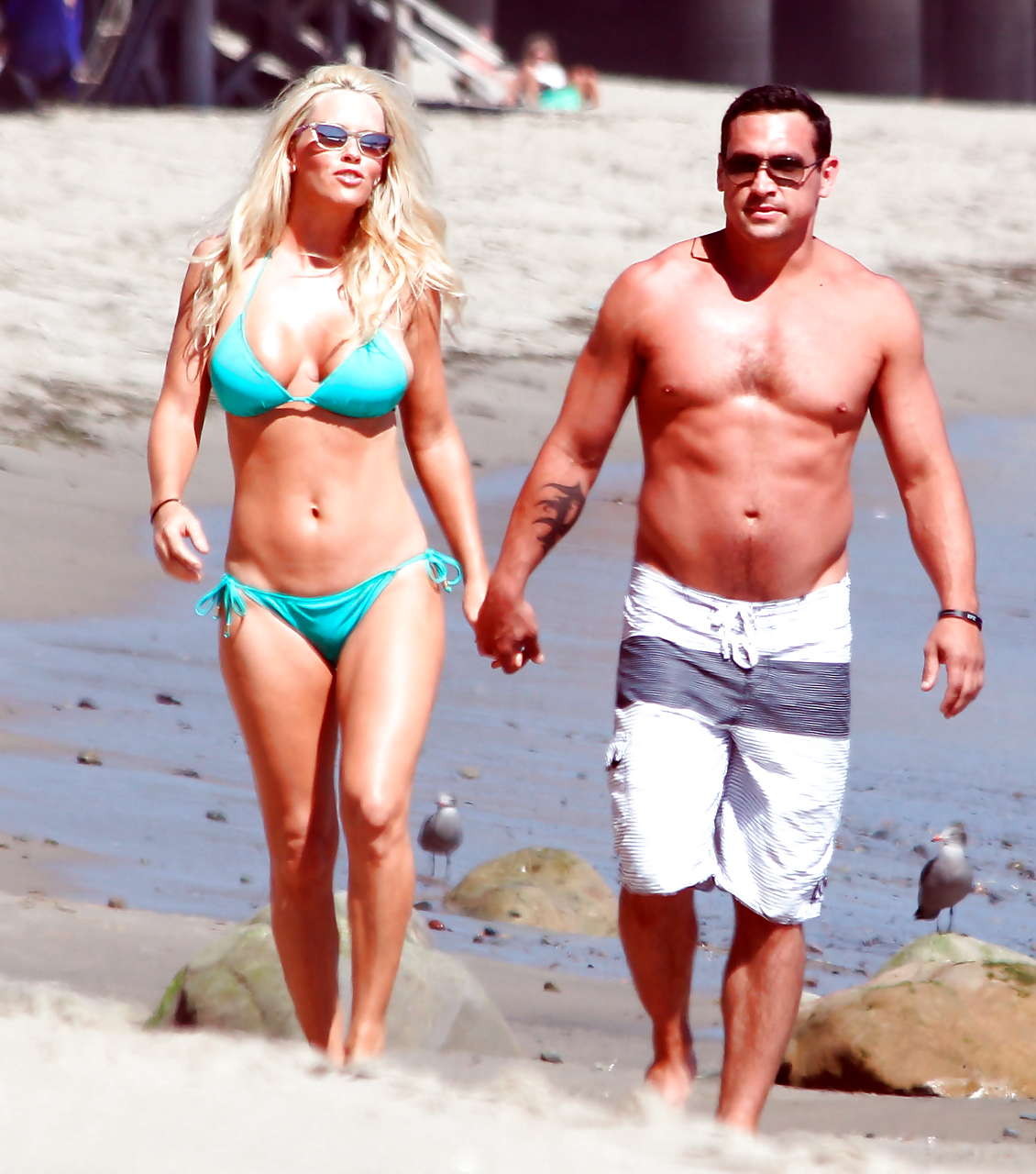 Jenny mccarthy guardando molto carino e sexy in bikini verde sulla spiaggia
 #75288667