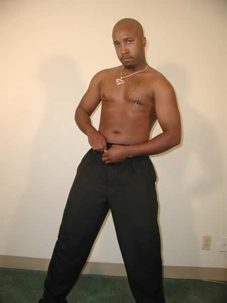 Un negro mostrando su cuerpo desnudo
 #77009916