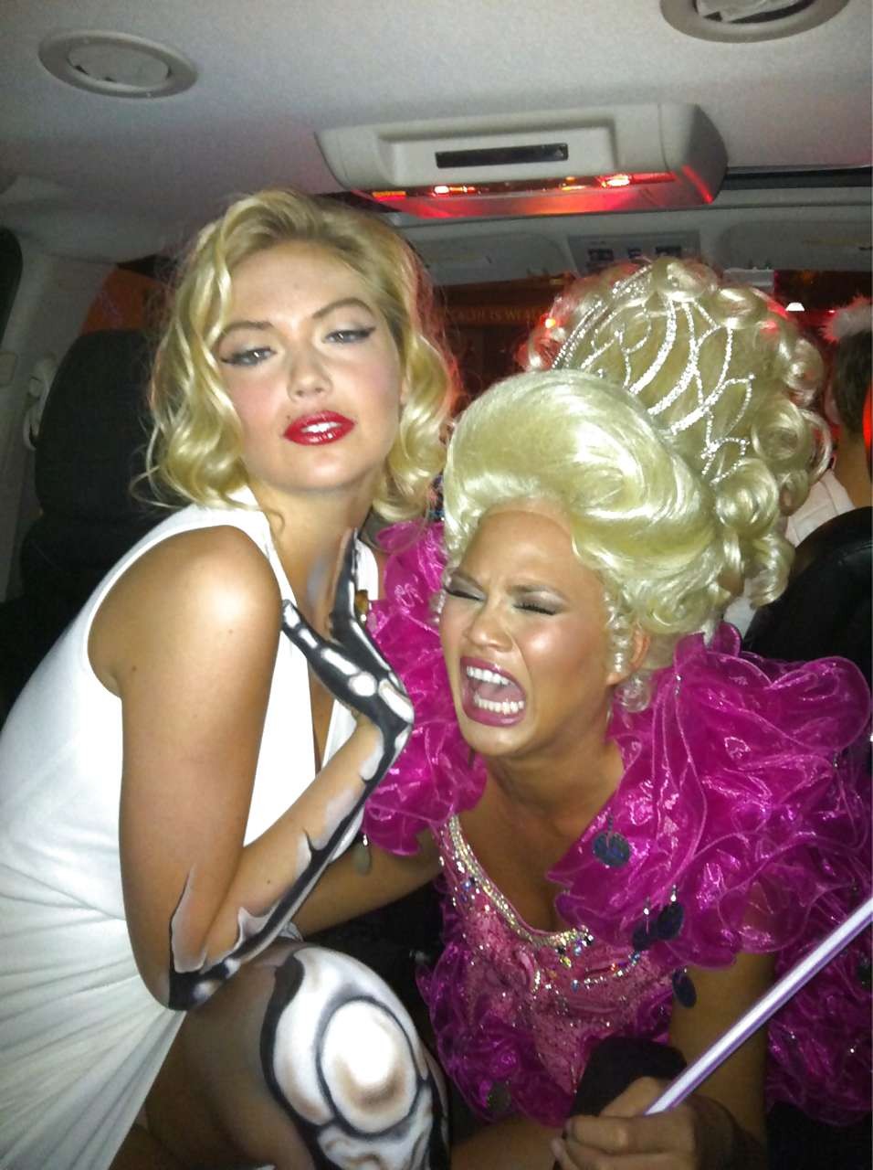 Kate upton en mini-jupe dans un costume d'Halloween photos paparazzi
 #75282898