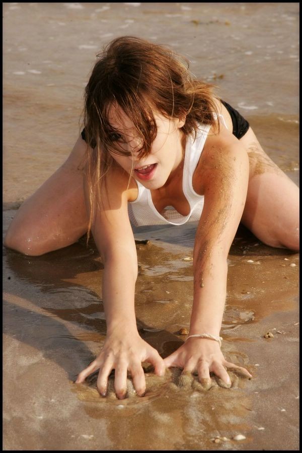 Nicole sparks petite sexy in posa sulla spiaggia tutta bagnata
 #72319950