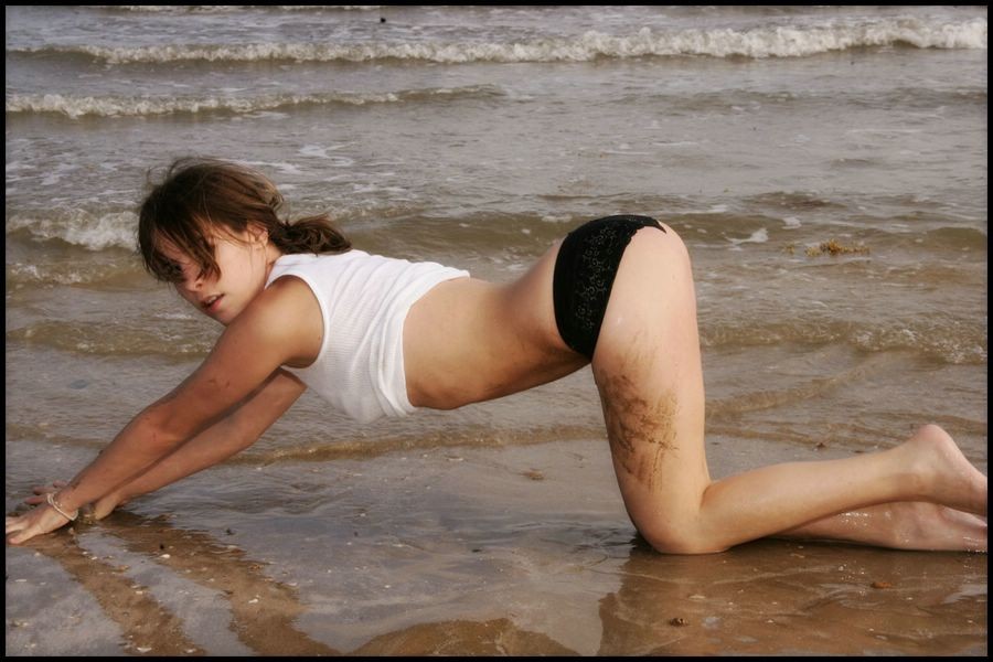 Sexy petite nicole sparks posiert am Strand ganz nass
 #72319970