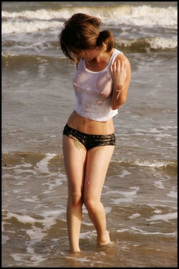 セクシーな小柄なニコル・スパークスがビーチで濡れたままポーズをとる
 #72319994