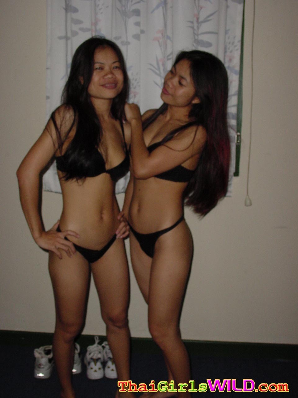 Des jumelles thaïlandaises mignonnes posent et s'amusent devant l'appareil photo.
 #67964202
