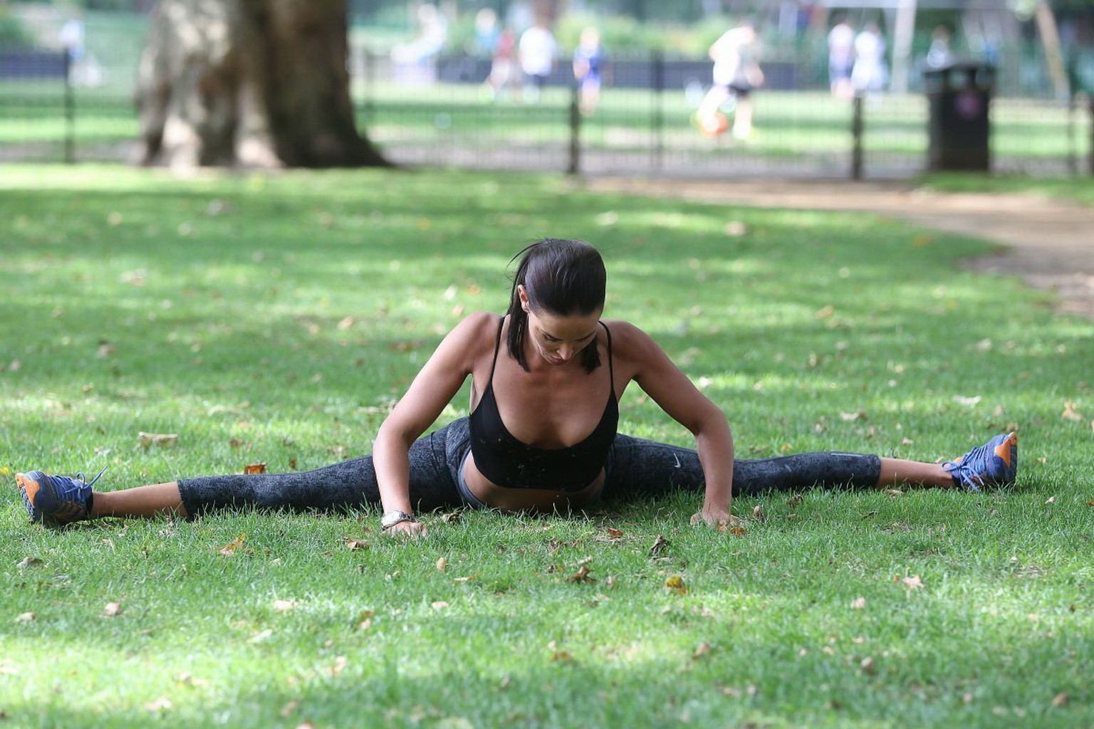 Sophie anderton mostrando pokies y culo mientras hace ejercicio con un sujetador deportivo y mallas
 #75186155