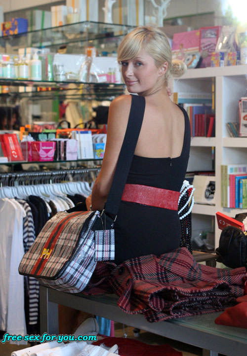 Paris Hilton montre sa chatte et son cul et fait du shopping
 #75429146