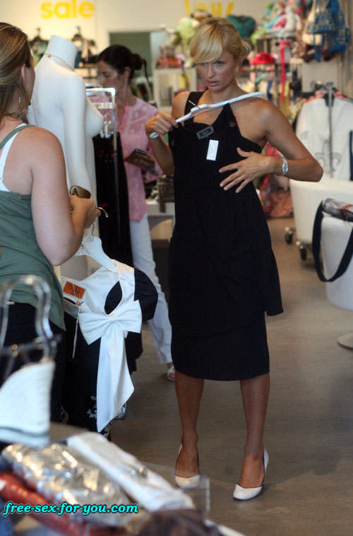 Paris Hilton montre sa chatte et son cul et fait du shopping
 #75429159