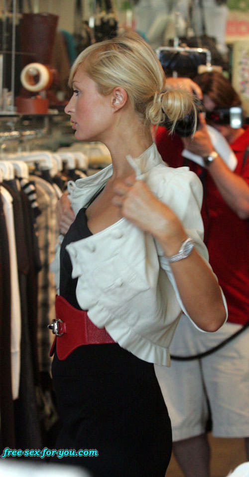 Paris Hilton montre sa chatte et son cul et fait du shopping
 #75429249