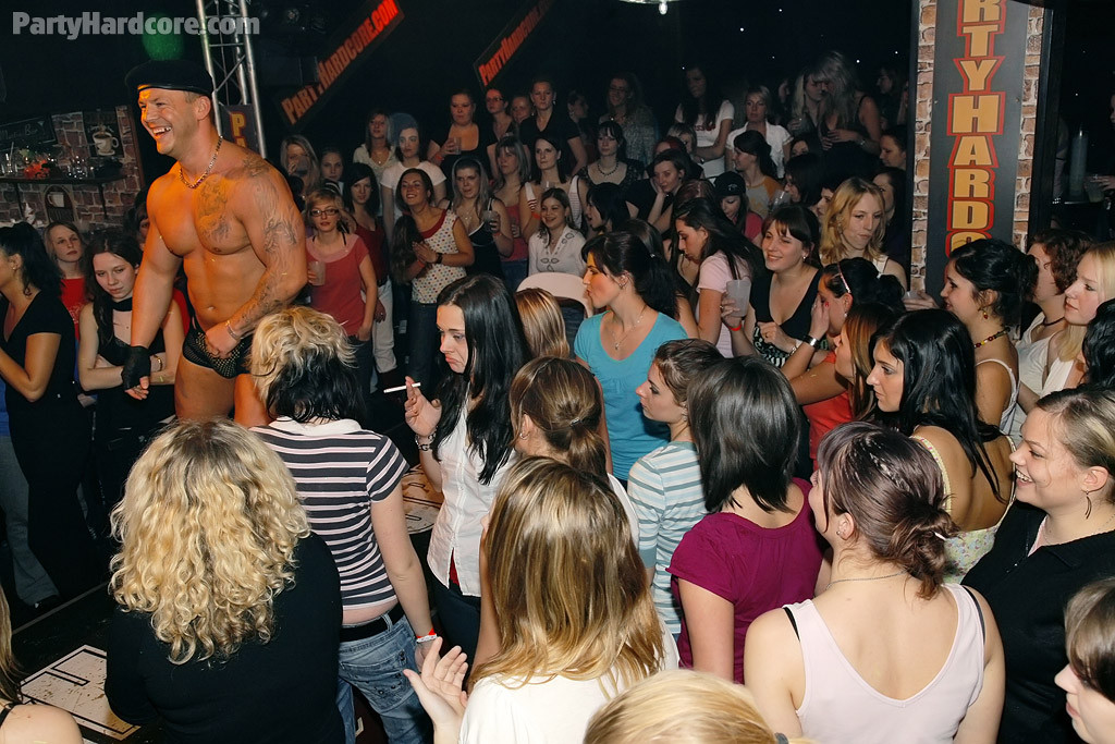 Ragazze ubriache e arrapate succhiano e scopano alla festa dell'hardcore
 #73750562