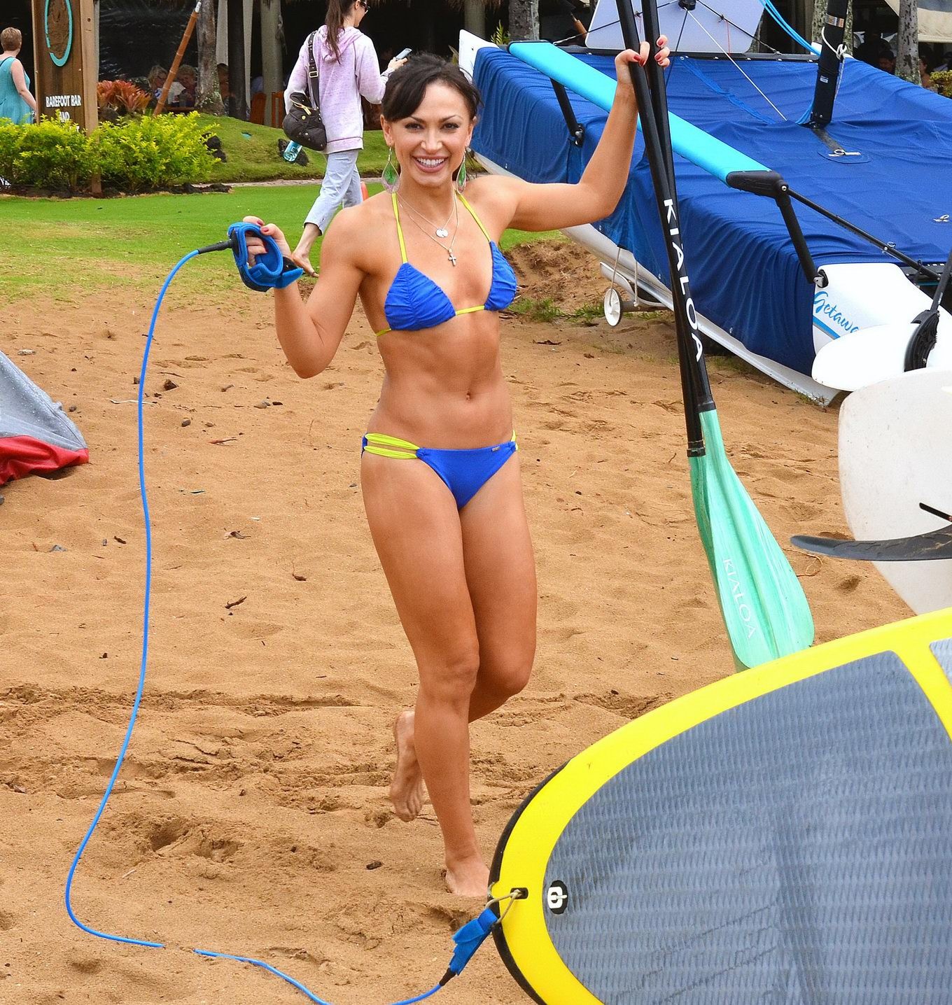 Karina smirnoff en bikini bleu sexy faisant du paddle surfing à Hawaï
 #75274523