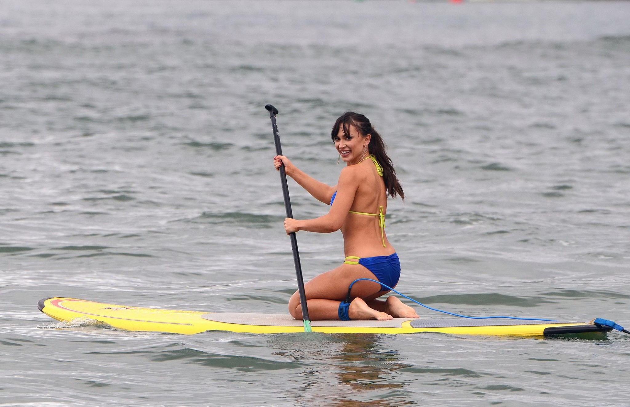 Karina smirnoff en bikini bleu sexy faisant du paddle surfing à Hawaï
 #75274547