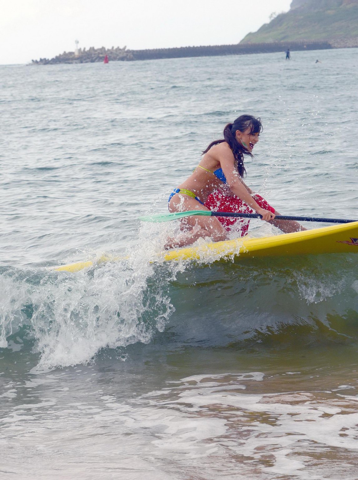 Karina smirnoff en bikini bleu sexy faisant du paddle surfing à Hawaï
 #75274590