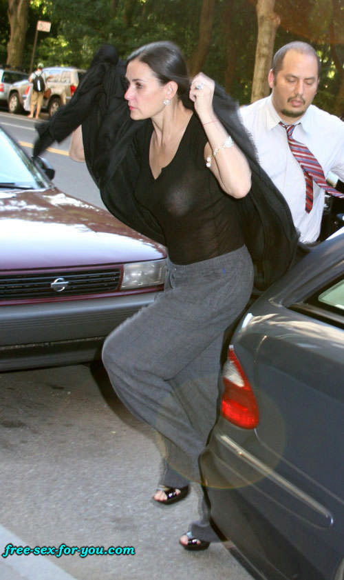 Demi Moore zeigt Muschi und Titten und sieht durch Paparazzi-Bilder
 #75432687