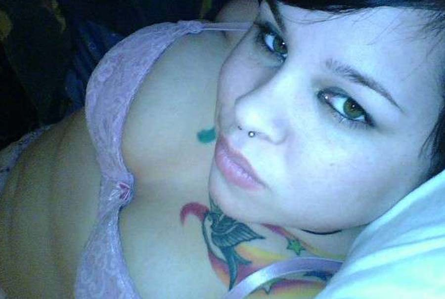 Busty Punk zeigt ihre großen Titten auf cam
 #67359417