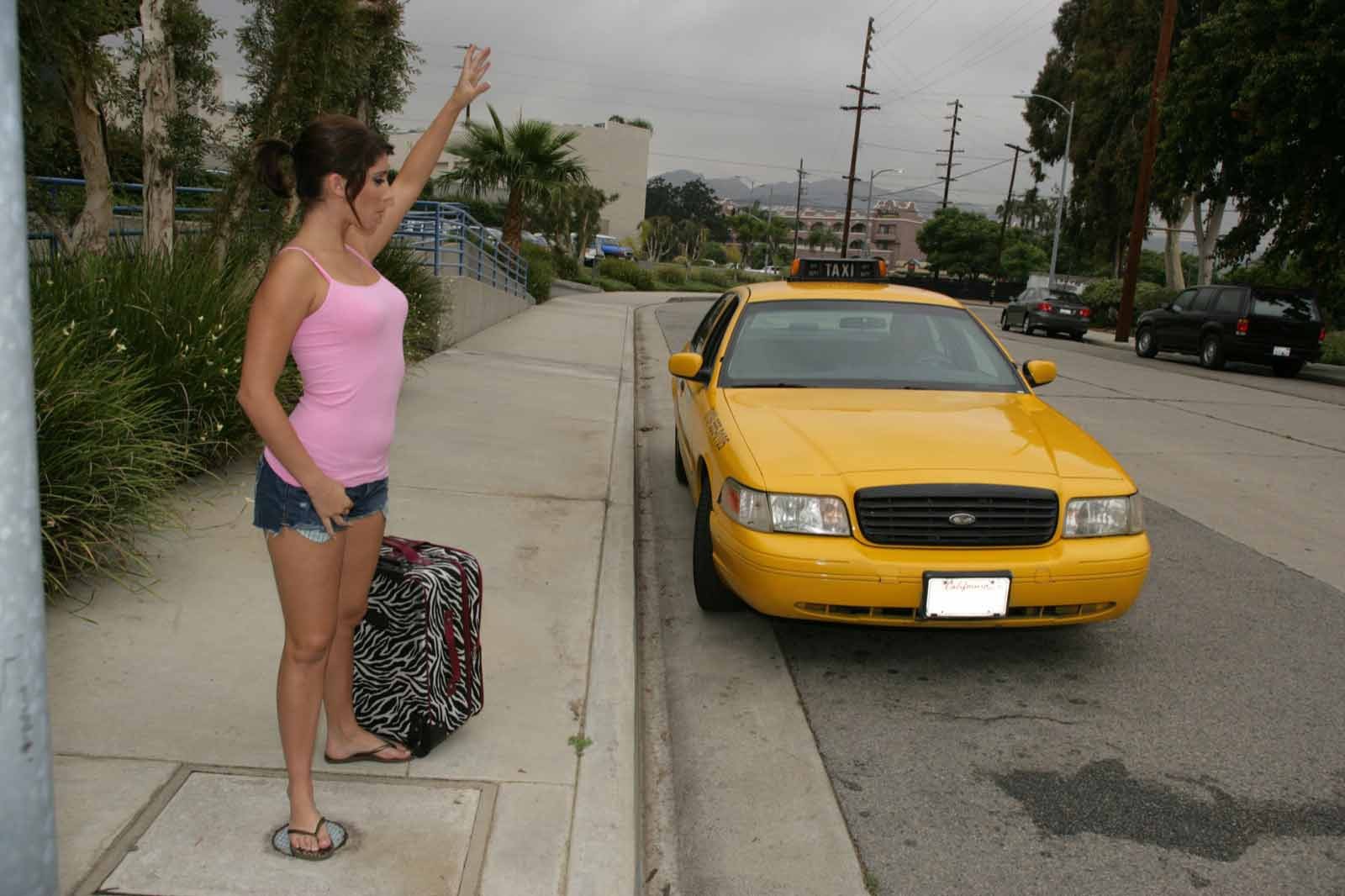 Une fille sexy et flexible se fait percer par un chauffeur de taxi.
 #76521884