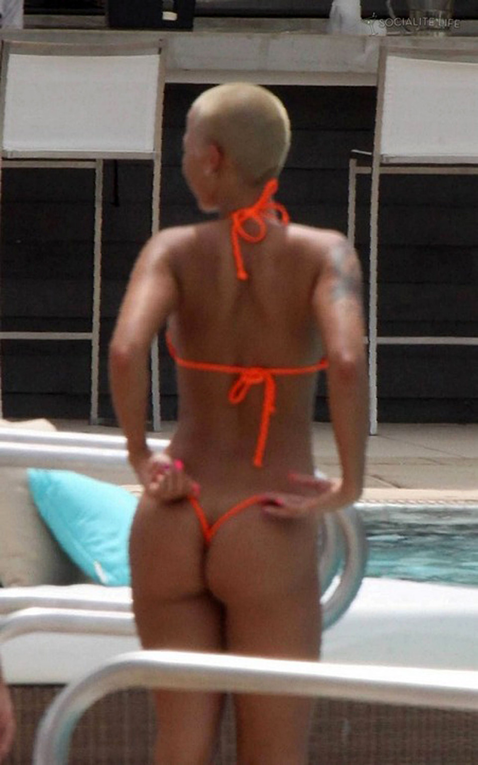 Amber rose godendo sulla spiaggia in topless e mostrando il culo sexy in perizoma
 #75373848