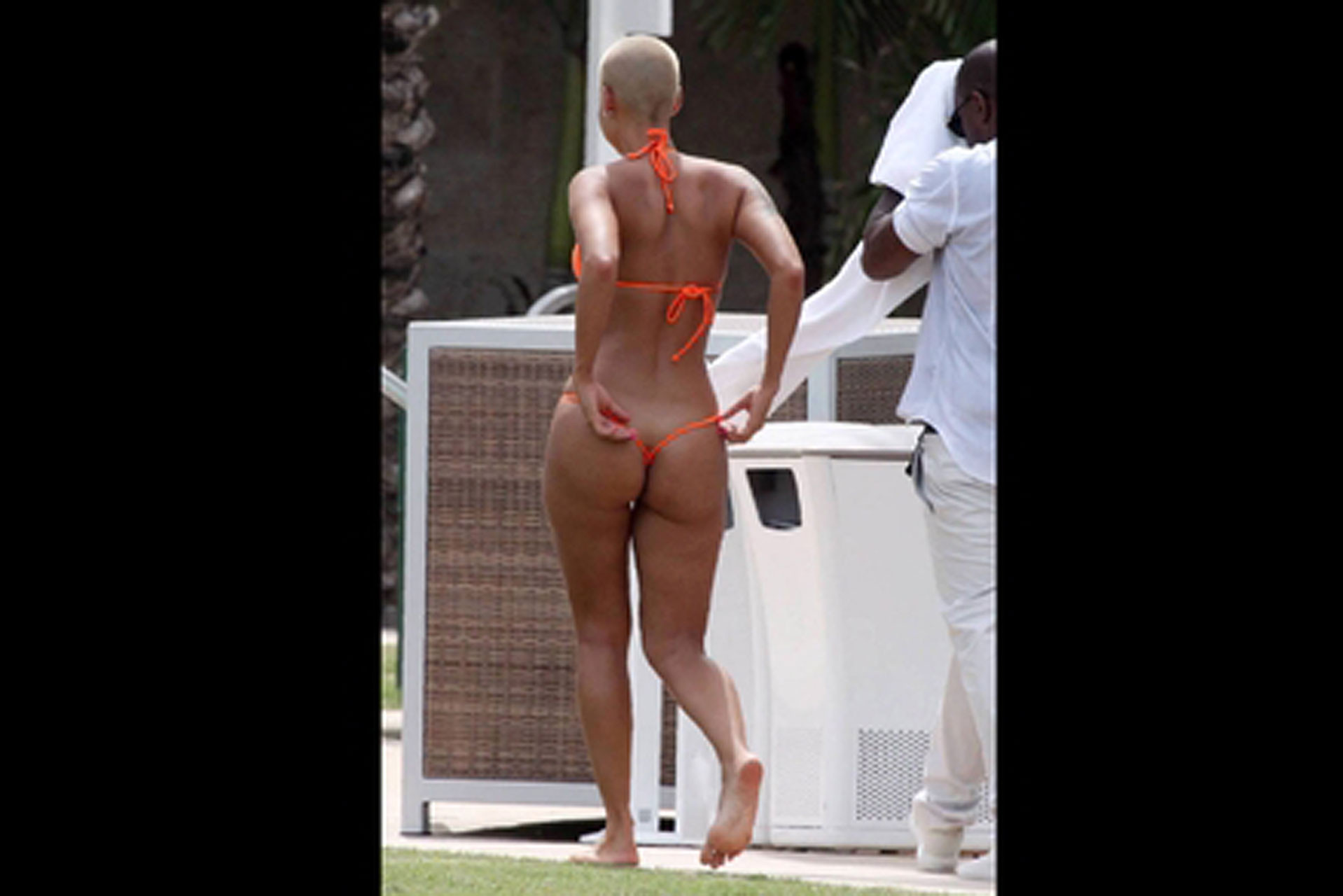 Amber rose godendo sulla spiaggia in topless e mostrando il culo sexy in perizoma
 #75373858