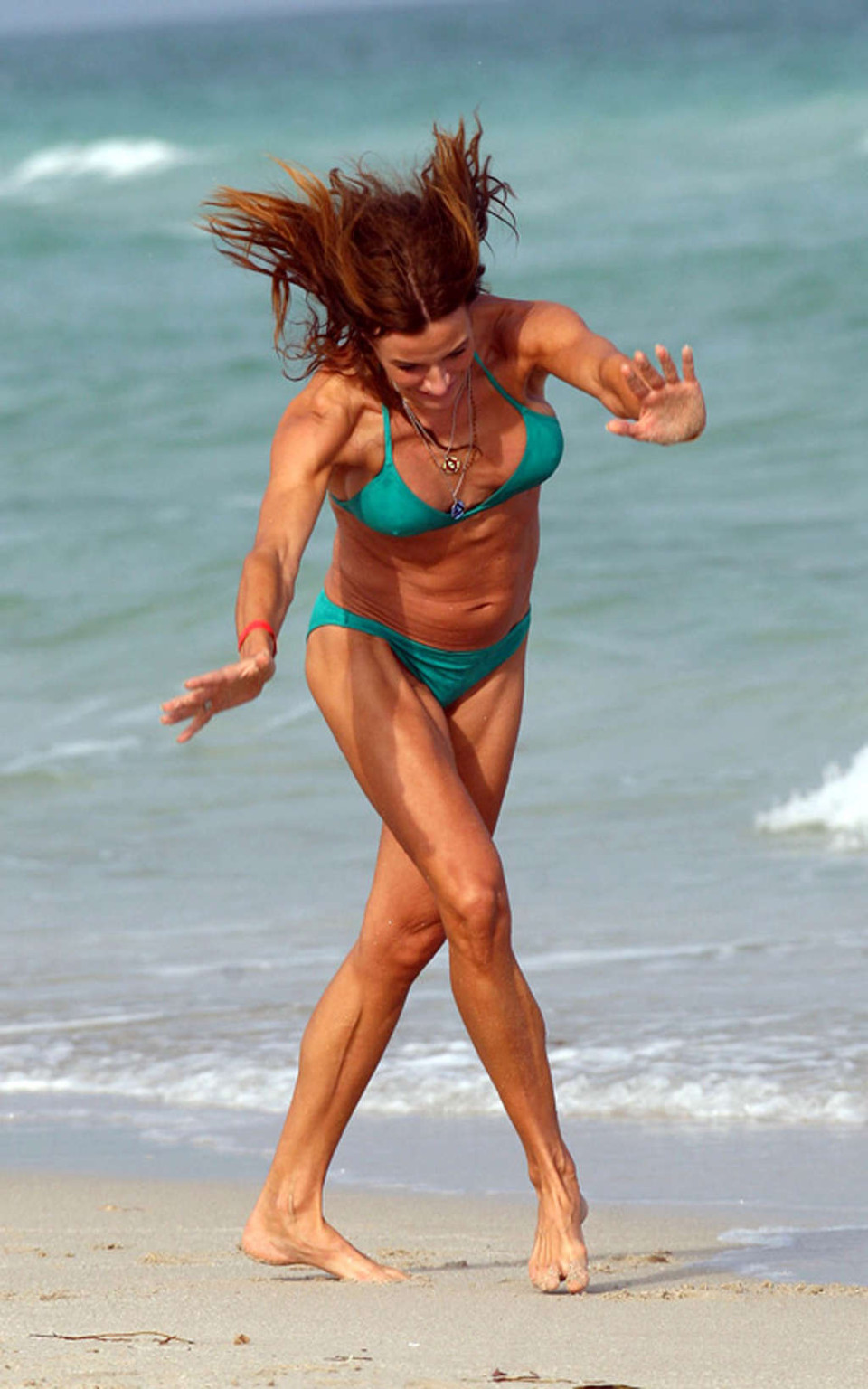 Kelly Bensimon zeigt ihren tollen Körper im Bikini am Strand
 #75354338