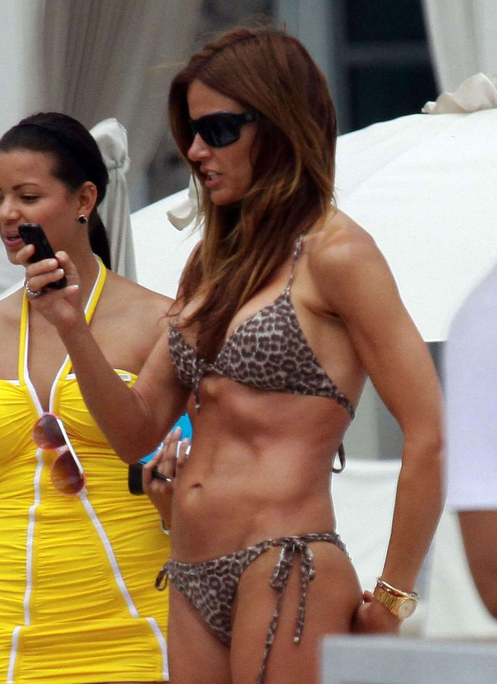 Kelly bensimon che mostra il suo grande corpo in bikini sulla spiaggia
 #75354349