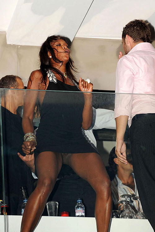 Naomi Campbell esponendo le sue belle tette e foto paparazzi upskirt
 #75382854
