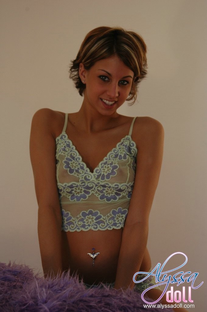 Joven sexy en lencería nos muestra sus alegres tetas
 #78332359