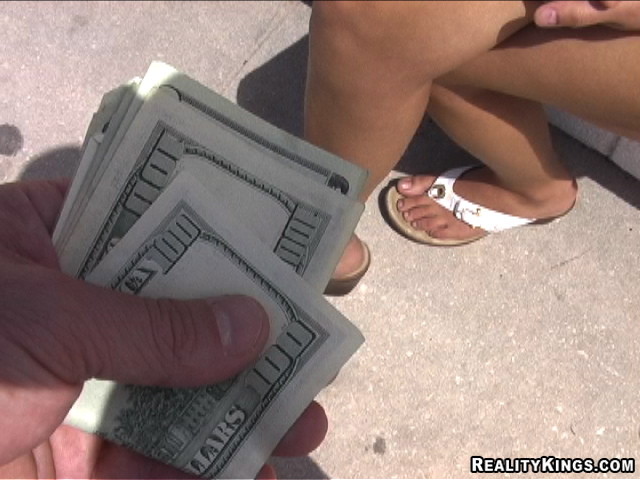 Kleine krissy zeigt Ihnen Ihre undies dann bekommt Ihre winzige pussy schlug Gesicht eingecremt
 #74557157