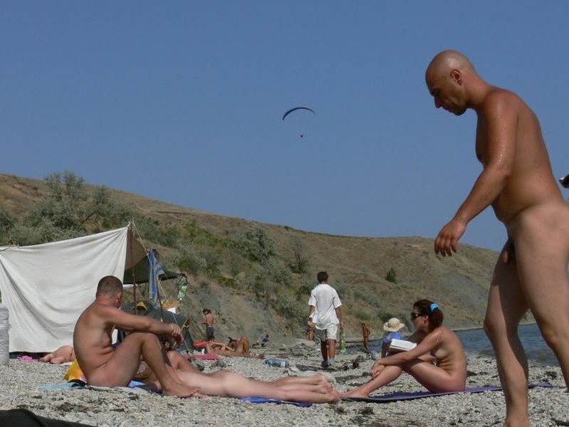 Wildes rothaariges Teen tanzt nackt an einem öffentlichen Strand
 #72253060