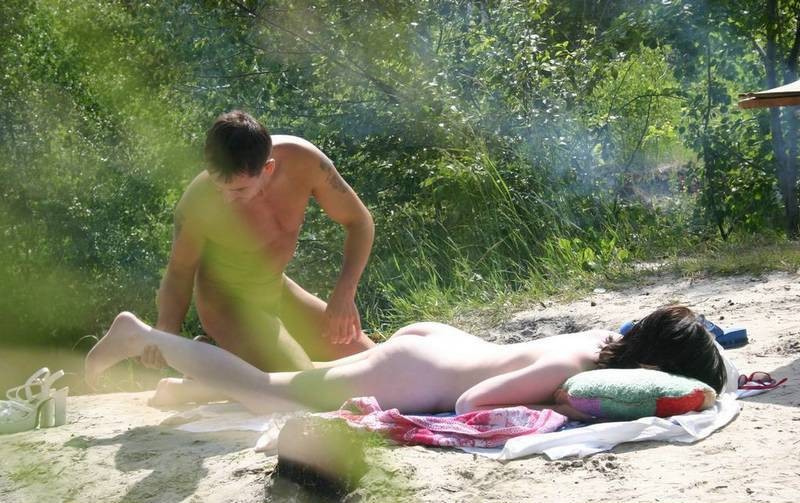 Una pelirroja salvaje baila desnuda en una playa pública
 #72253066
