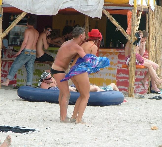 Wildes rothaariges Teen tanzt nackt an einem öffentlichen Strand
 #72253082