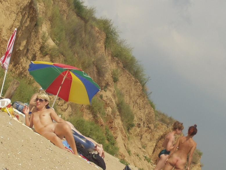 Una pelirroja salvaje baila desnuda en una playa pública
 #72253094