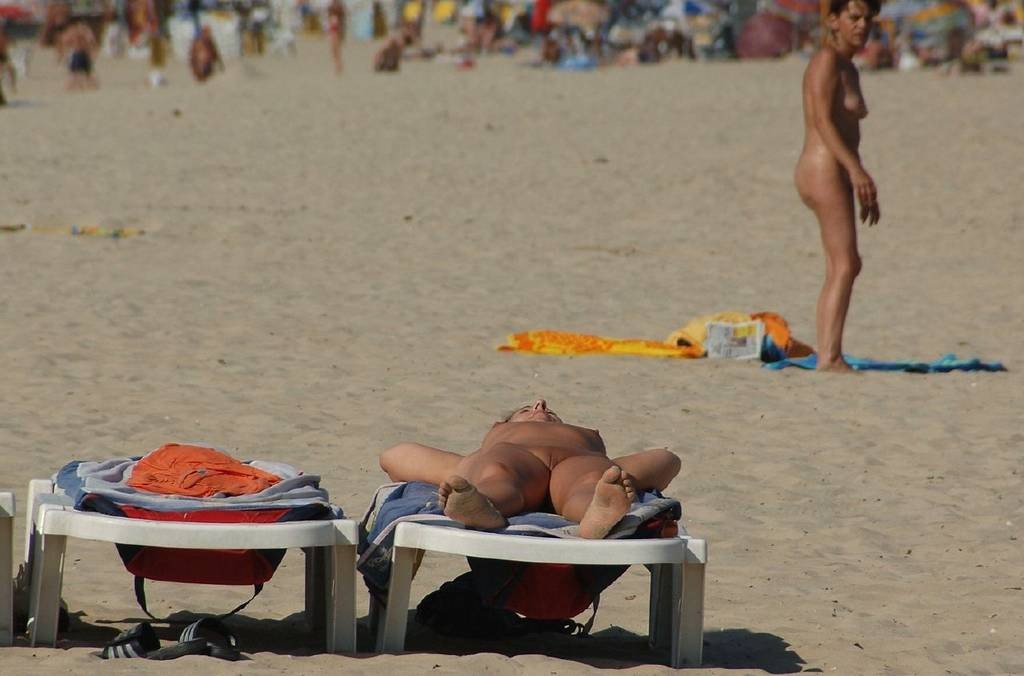 Wildes rothaariges Teen tanzt nackt an einem öffentlichen Strand
 #72253101