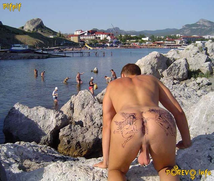 Una pelirroja salvaje baila desnuda en una playa pública
 #72253137