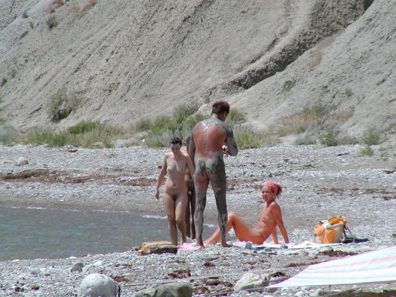 Wildes rothaariges Teen tanzt nackt an einem öffentlichen Strand
 #72253167