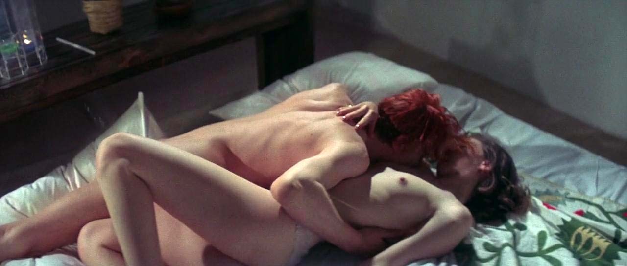 Candy clark exposant ses beaux gros seins et sa chatte poilue dans des scènes de films nus
 #75319186