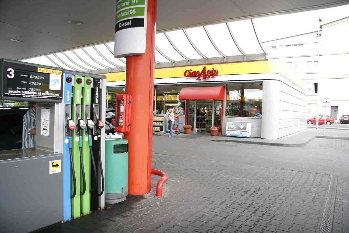 Una zorra chupando y follando una polla a través de un glory hole
 #74510565