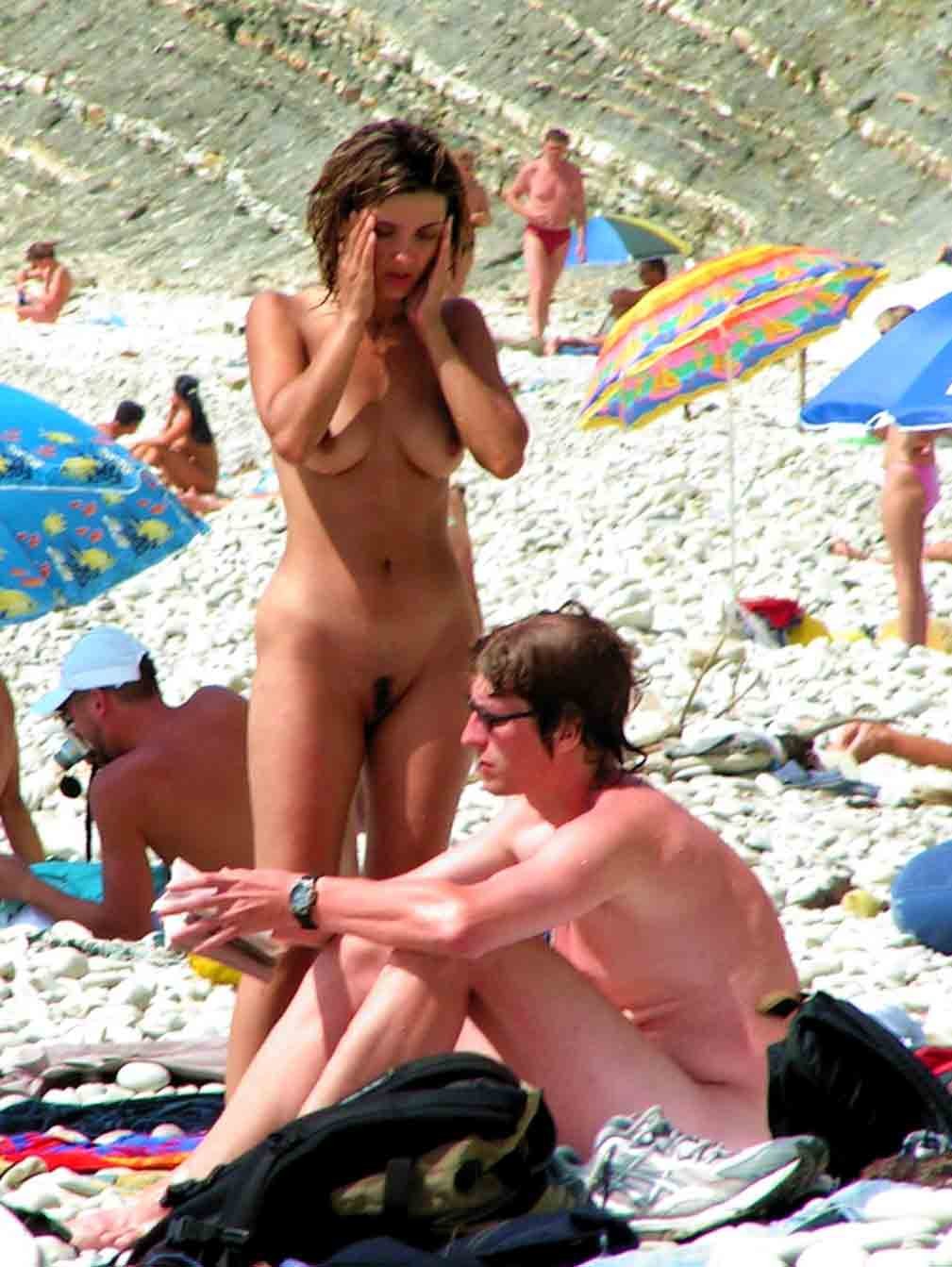 Une plage publique se réchauffe avec deux jeunes nudistes sexy.
 #72254235