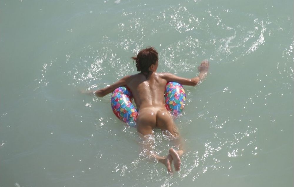 Une plage publique se réchauffe avec deux jeunes nudistes sexy.
 #72254271