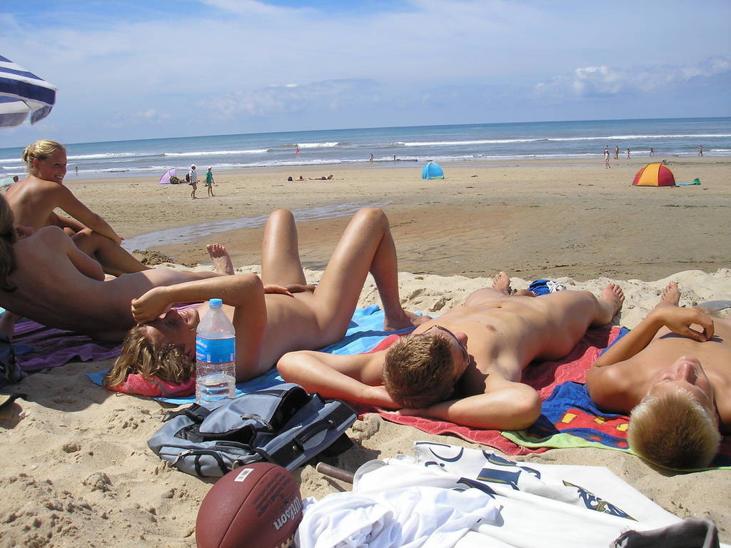 Une plage publique se réchauffe avec deux jeunes nudistes sexy.
 #72254300