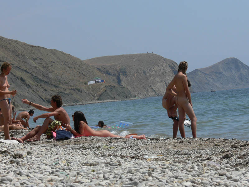 Une plage publique se réchauffe avec deux jeunes nudistes sexy.
 #72254312