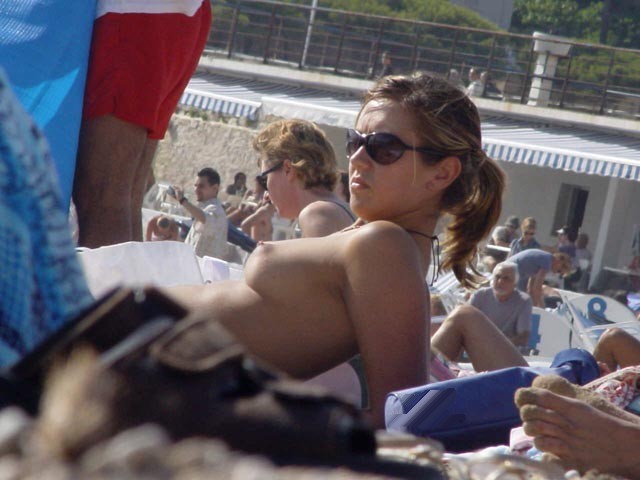 Une plage publique se réchauffe avec deux jeunes nudistes sexy.
 #72254319