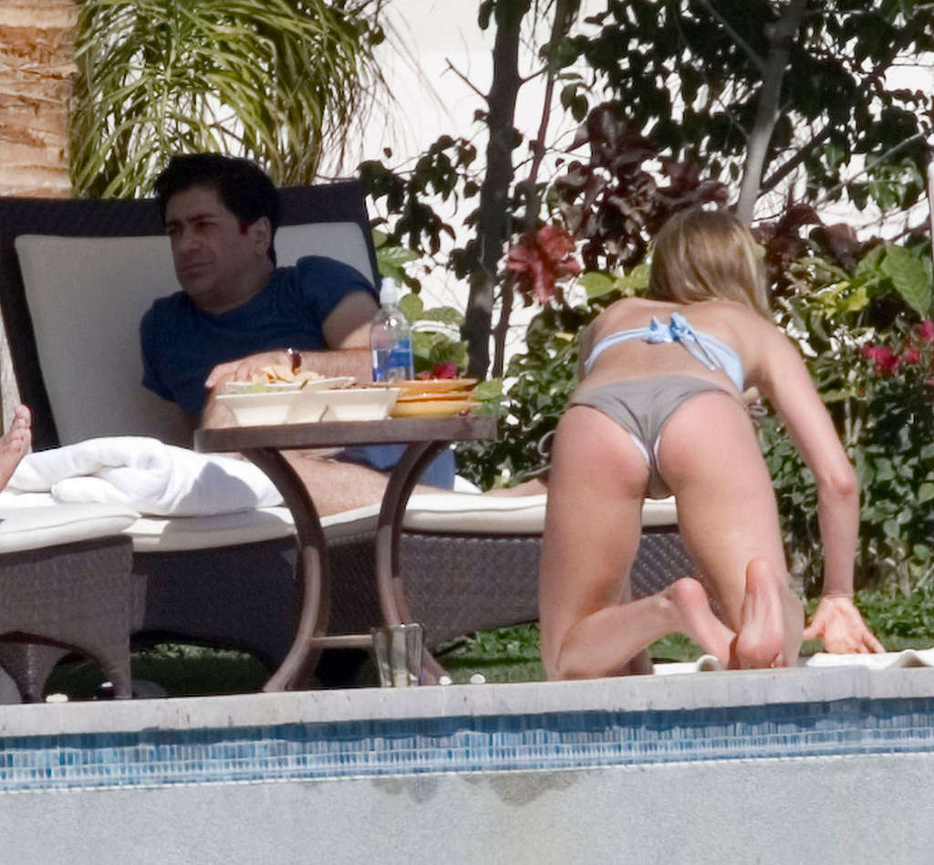 Jennifer anniston montrant ses fesses sexy et chaudes en string sur la piscine
 #75363958